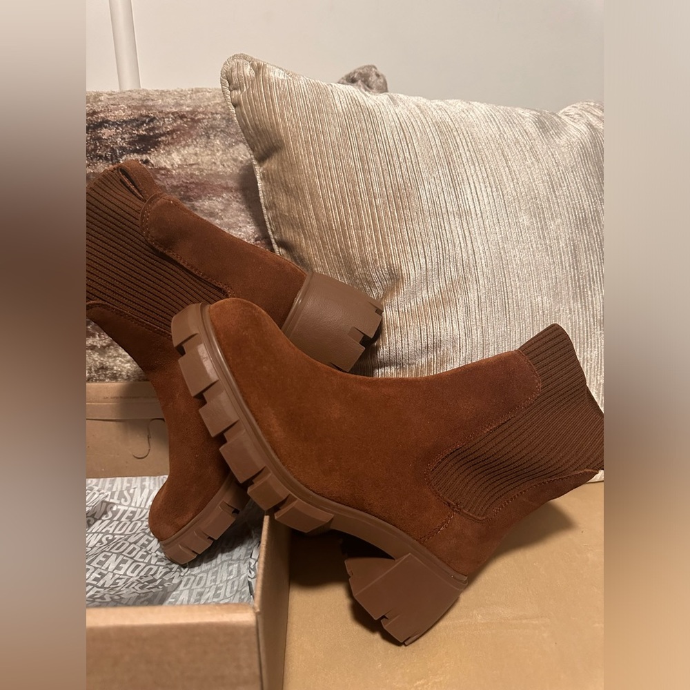 NWB Steve Madden Chelsea Boots